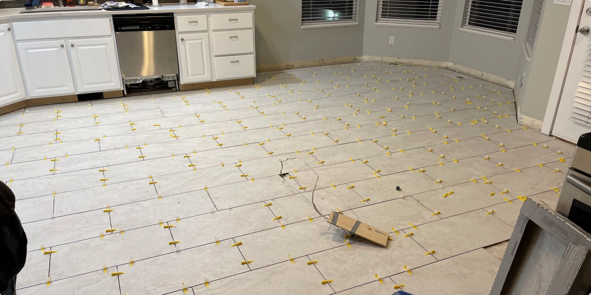 Cocina con suelo porcelánico fino de 6 mm colocado sin obra sobre baldosa antigua