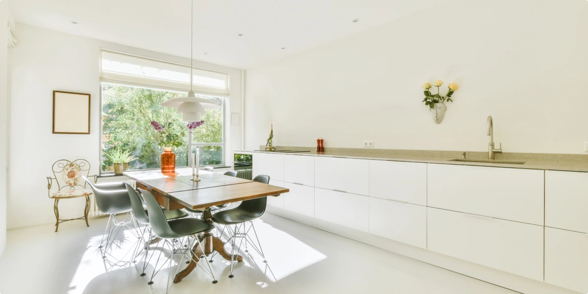 Cocina comedor abierto con suelo continuo entre ambas zonas