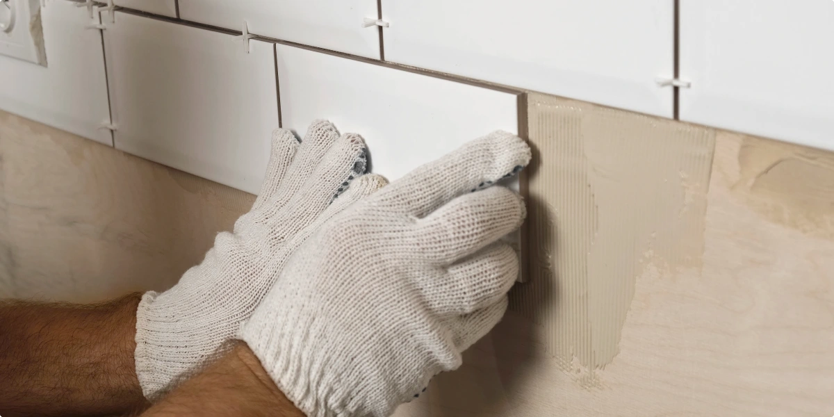 Baño reformado colocando azulejo sobre azulejo sin quitar el revestimiento antiguo