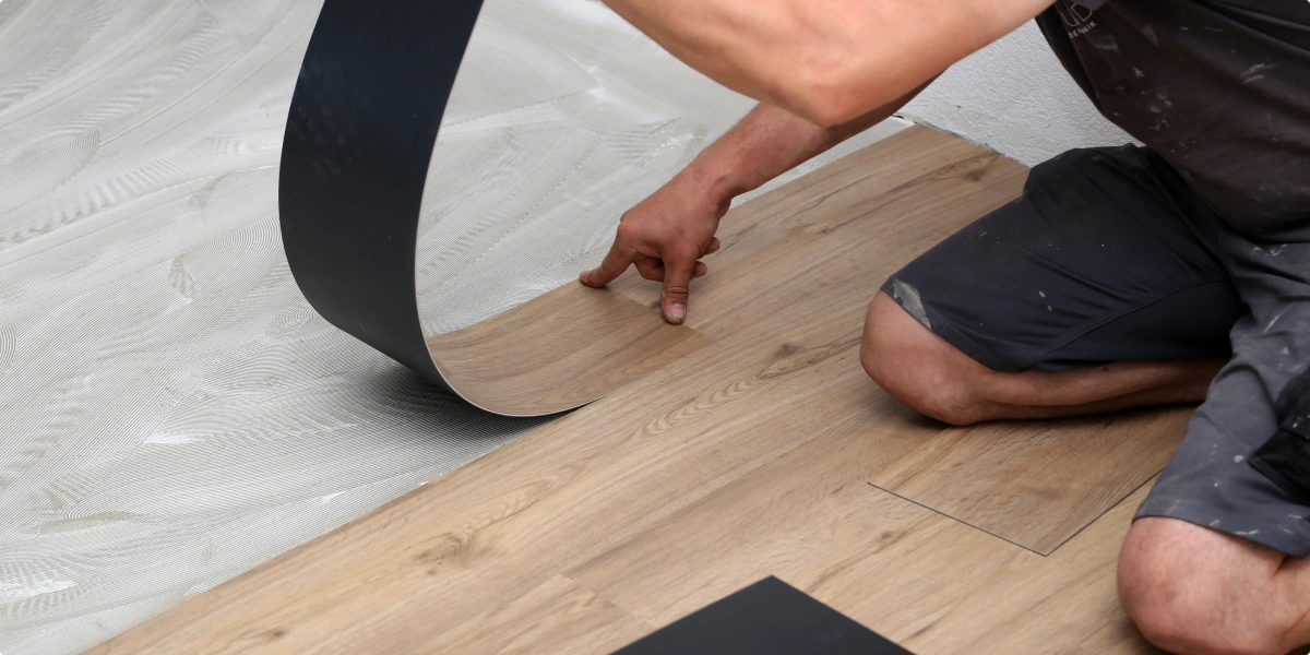 Suelo para baño sin obra con SPC click instalado sobre la baldosa antigua